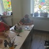 Uczestniczki Klubu Seniora podczas zajęć z papieroplastyki