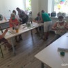 Uczestniczki Klubu Seniora podczas zajęć z papieroplastyki