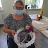 Uczestniczka zajęć prezentująca swoją pracę