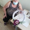 Uczestniczka zajęć prezentująca swoją pracę