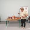 Uczestniczka Klubu Seniora przy wykonanych pracach