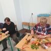 Uczestniczki Klubu Seniora podczas wykonywanych prac