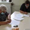 Uczestniczki Klubu Seniora podczas gier stolikowych